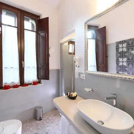 Porta Di Mezzo Luxury Suites & Rooms Taormina Exterior photo